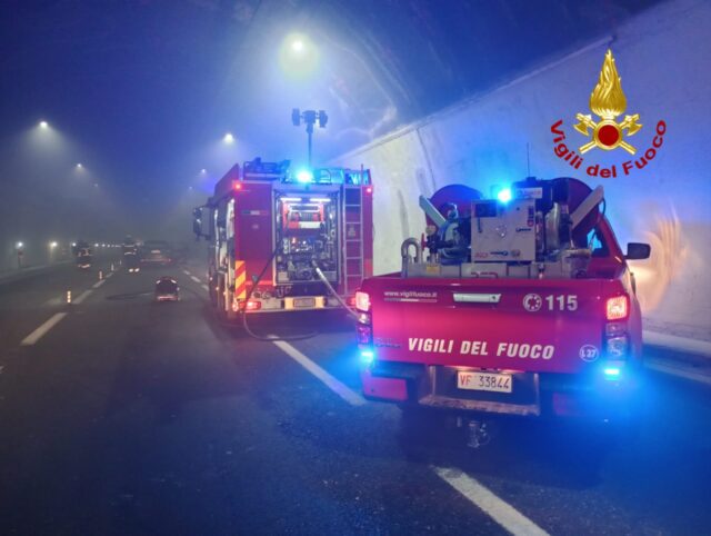 A10, principio d’incendio su un’auto: l’intervento dei VVF