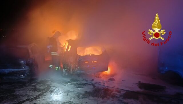 Cogoleto, a fuoco auto e furgone: fiamme spente dai VVF