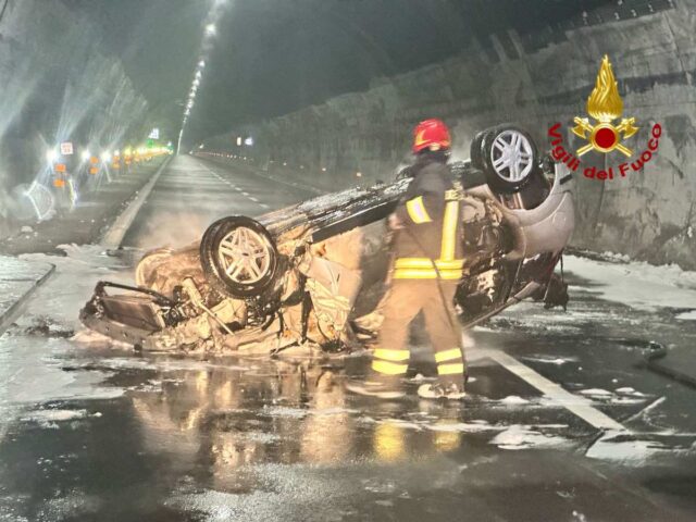 Incidente in A12, auto si cappotta e prende fuoco