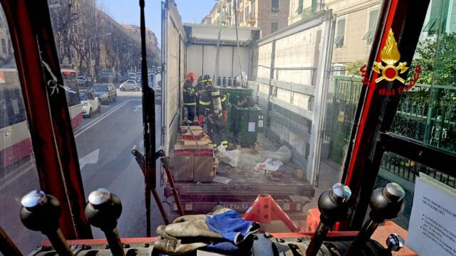 Savona, sversamento di olio tossico da un camion: intervento dei VVF