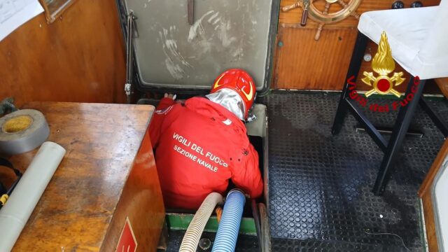 Intervento dei VVF per imbarcazione a rischio affondamento