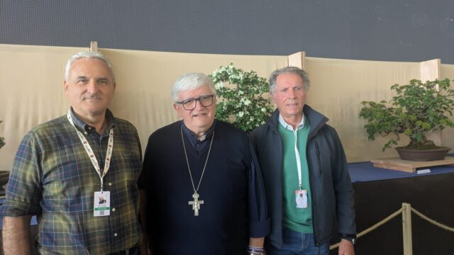 Euroflora visita a sorpresa dell’arcivescovo di Genova Marco Tasca