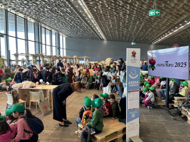 “Fammi uno Scarabottolo” premiati i piccoli artisti nella cornice di Euroflora “Fammi uno Scarabottolo” premiati i piccoli artisti nella cornice di Euroflora