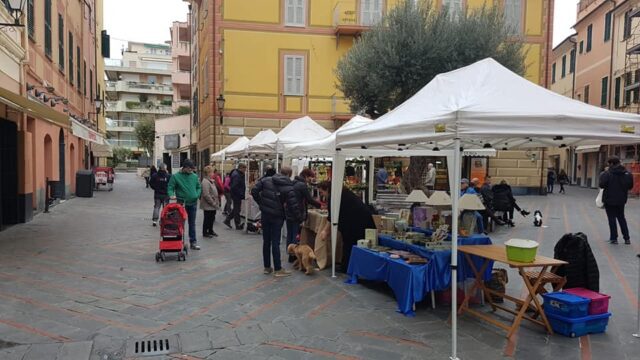 Loano in piazza Massena doppio appuntamento con il mercatino Loano in piazza Massena doppio appuntamento con il mercatino