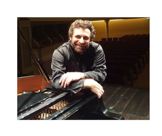 Roberto Mingarini al pianoforte
