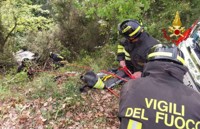 Vvf Cisano sul Neva incidente Cisano sul Neva, auto fuori strada tra i tornanti della panoramica