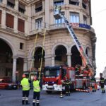 De Ferrari, cade intonato da palazzo, l’intervento dei VVF