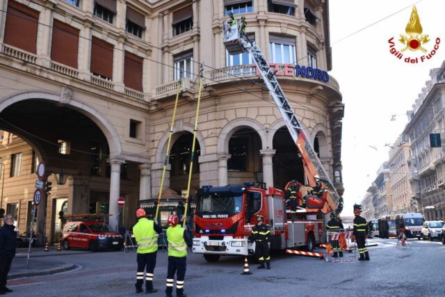 De Ferrari, cade intonato da palazzo, l’intervento dei VVF