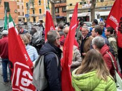 Sindacalista Cgil aggredito, centinaia in piazza: solidarietà bipartisan