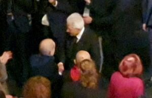 Mattarella, Salis non invitata al Teatro. Pd mugugna: scelta deliberata 25 Aprile 2025: il Presidente della Repubblica Sergio Mattarella a Genova