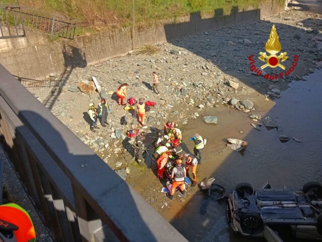 rossiglione auto torrente 1 Rossiglione, auto finisce nel torrente: l’intervento dei VVF