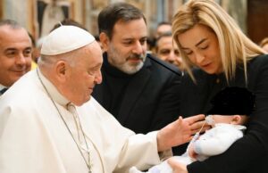 Piciocchi: immensa tristezza. Salis pubblica foto in cui appare con Bergoglio
