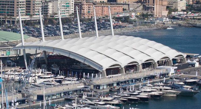 Forti raffiche di vento in Fiera a Genova: cade un pezzo di lucernario dalla tensostruttura