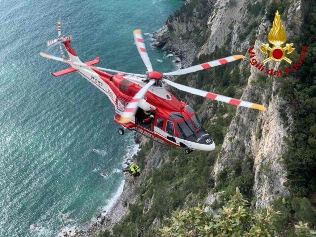 I Vigili del Fuoco soccorrono tre rocciatori sul Muzzerone