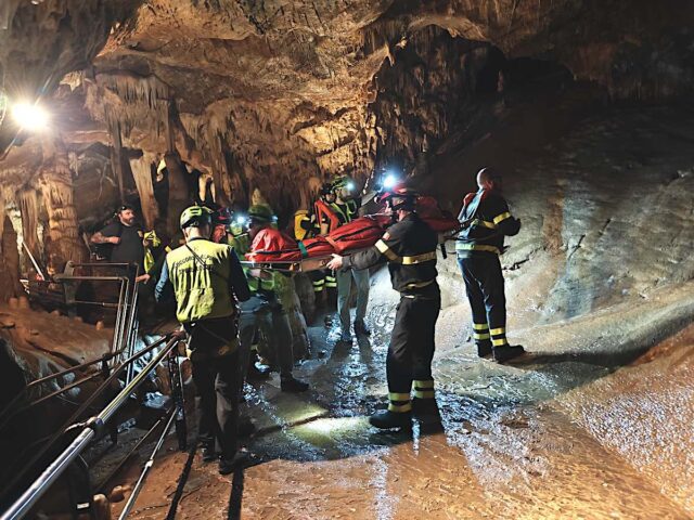 I VVF soccorrono 18enne colta dal panico nelle grotte di Toirano