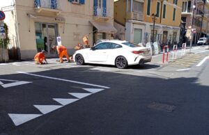 Alassio si prepara all’estate: in corso il rinnovo della segnaletica stradale Alassio si prepara all’estate in corso il rinnovo della segnaletica stradale