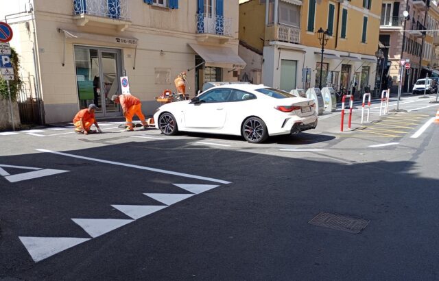 Alassio si prepara all’estate in corso il rinnovo della segnaletica stradale Alassio si prepara all’estate in corso il rinnovo della segnaletica stradale