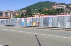 Via Pedullà, strappati via tutti i manifesti del centrodestra. Lasciati gli altri