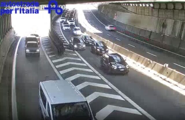 Camion si ribalta in A10 tra Pegli e Genova Aeroporto: tratto chiuso Camion si ribalta in A10 tra Pegli e Genova Aeroporto: tratto chiuso