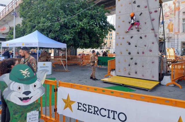 festa dello sport esercito giovanissimo si cimenta nella prova di arrampicata Festa dello Sport 2025: l’Esercito Italiano protagonista a Genova
