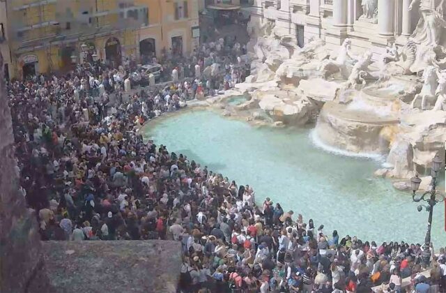 fontana-trevi-folla Vivere il centro di Roma: come godersi la Città Eterna