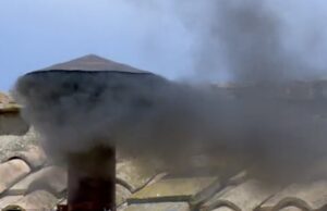 Conclave, seconda giornata: fumata nera alle 11.51 Conclave, seconda giornata: fumata nera alle 11.51