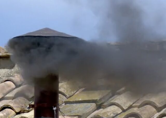 Conclave, seconda giornata: fumata nera alle 11.51 Conclave, seconda giornata: fumata nera alle 11.51