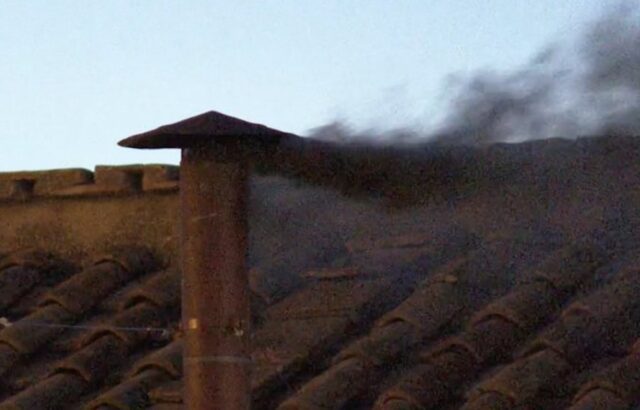 fumata nera papa Conclave 2025 nella Cappella Sistina: fumata nera e attesa per il nuovo Papa