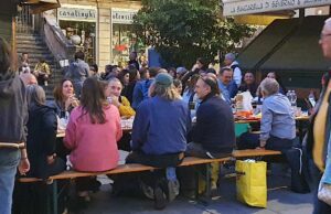 Oltre quattromila persone alla Cena Condivisa nel cuore di Genova Oltre quattromila persone alla Cena Condivisa nel cuore di Genova