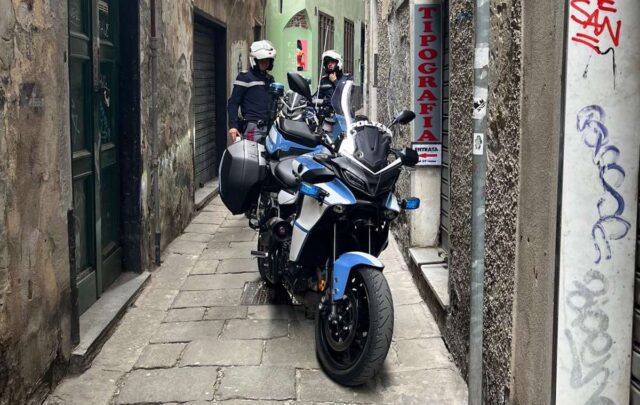 Riconosce nigeriana che gli aveva rubato il cellulare e chiama la Polizia