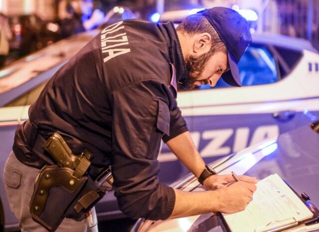 Genova, 21enne arrestato per spaccio: trovato con hashish, coltello e contanti