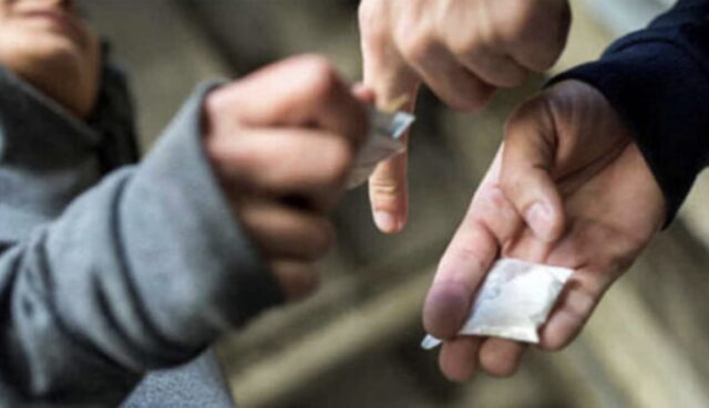 Spaccio di droga a Genova, arrestato 18enne con hashish e cannabis in casa