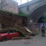 Crolla un muraglione a Sturla: traffico in tilt e mezzi danneggiati