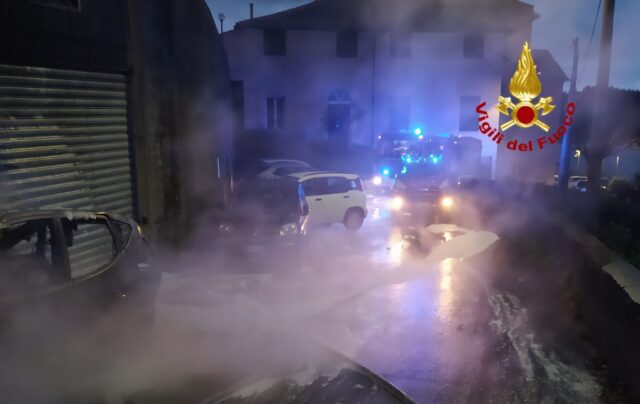 vvf incendio auto crevari Crevari, a fuoco auto: fiamme spente dai VVF
