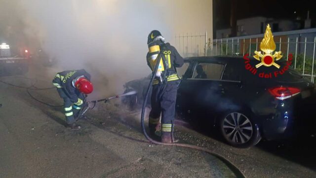 vvf incendio auto via tanini Notte intensa di lavoro per i VVF: paura per pentolino sul fuoco