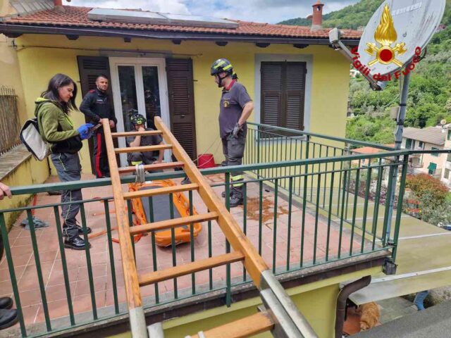 Rapallo, cade dal tetto: soccorso dai Vigili del fuoco