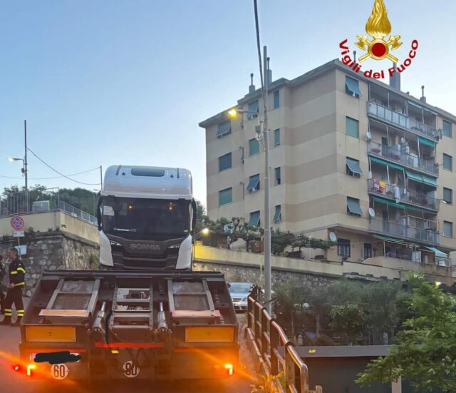 Tir incastrato sulle alture di Marassi: VVF in azione Tir incastrato sulle alture di Marassi: VVF in azione