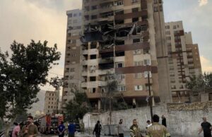 Israele colpisce l’Iran: raid sui siti nucleari, morti militari e scienziati. Teheran lancia 800 droni Israele colpisce l’Iran: raid sui siti nucleari, morti militari e scienziati. Teheran lancia 800 droni