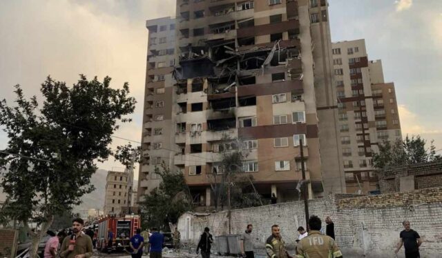 attacco israeliano su teheran Israele colpisce l’Iran: raid sui siti nucleari, morti militari e scienziati. Teheran lancia 800 droni