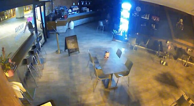 Genova, sfonda a calci la vetrata di un bar per rubare e si ferisce: denunciato 28enne