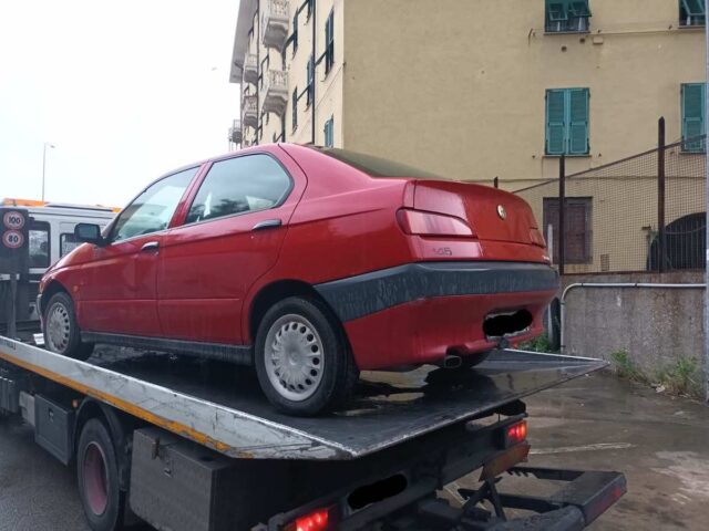 Cornigliano, ripulito il parcheggio di via Bagnara: rimossi veicoli abbandonati e senza assicurazione