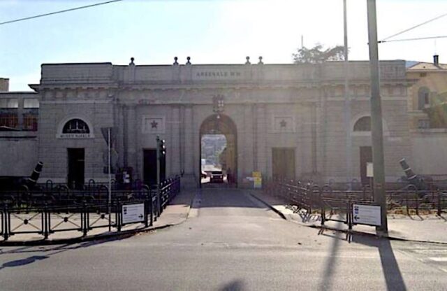 entrata arsenale la spezia False fatture e truffa all’Arsenale di La Spezia: 18 indagati tra cui ex alti ufficiali della Marina