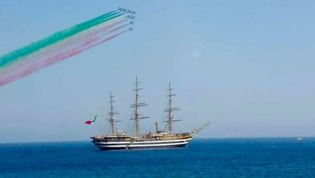 A Genova l'arrivo trionfale di Nave Vespucci: gran finale del Tour Mondiale