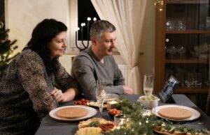 Come socializzare con gli amici senza uscire di casa Come socializzare con gli amici senza uscire di casa