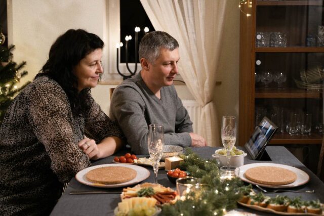 Come socializzare con gli amici senza uscire di casa