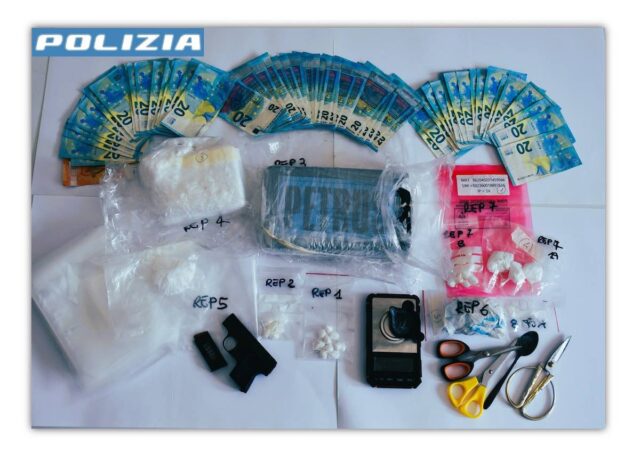 Savona, arrestato 24enne con due chili di cocaina e una pistola con colpo in canna