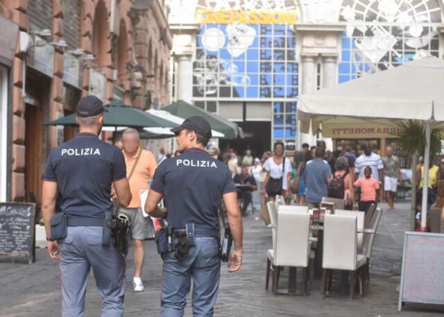 polizia piazza banchi genova Gira con droga e banconota contraffatta nel borsello: denunciato
