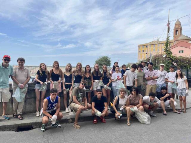 Raccolta di mozziconi e analisi dell'acqua da parte degli studenti