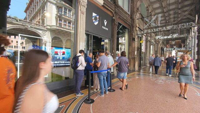 sampdoria tifosi in coda per i biglietti