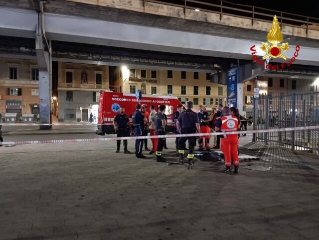 vvf intervento galata museo del mare Fugge e si butta in mare dal Galata, l’intervento dei Vigili del Fuoco
